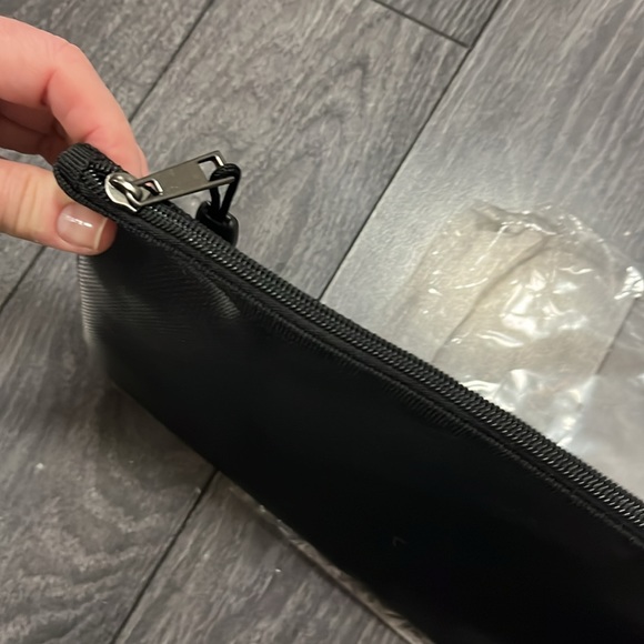 NWT Fireproof zip bag - Picture 4 of 6